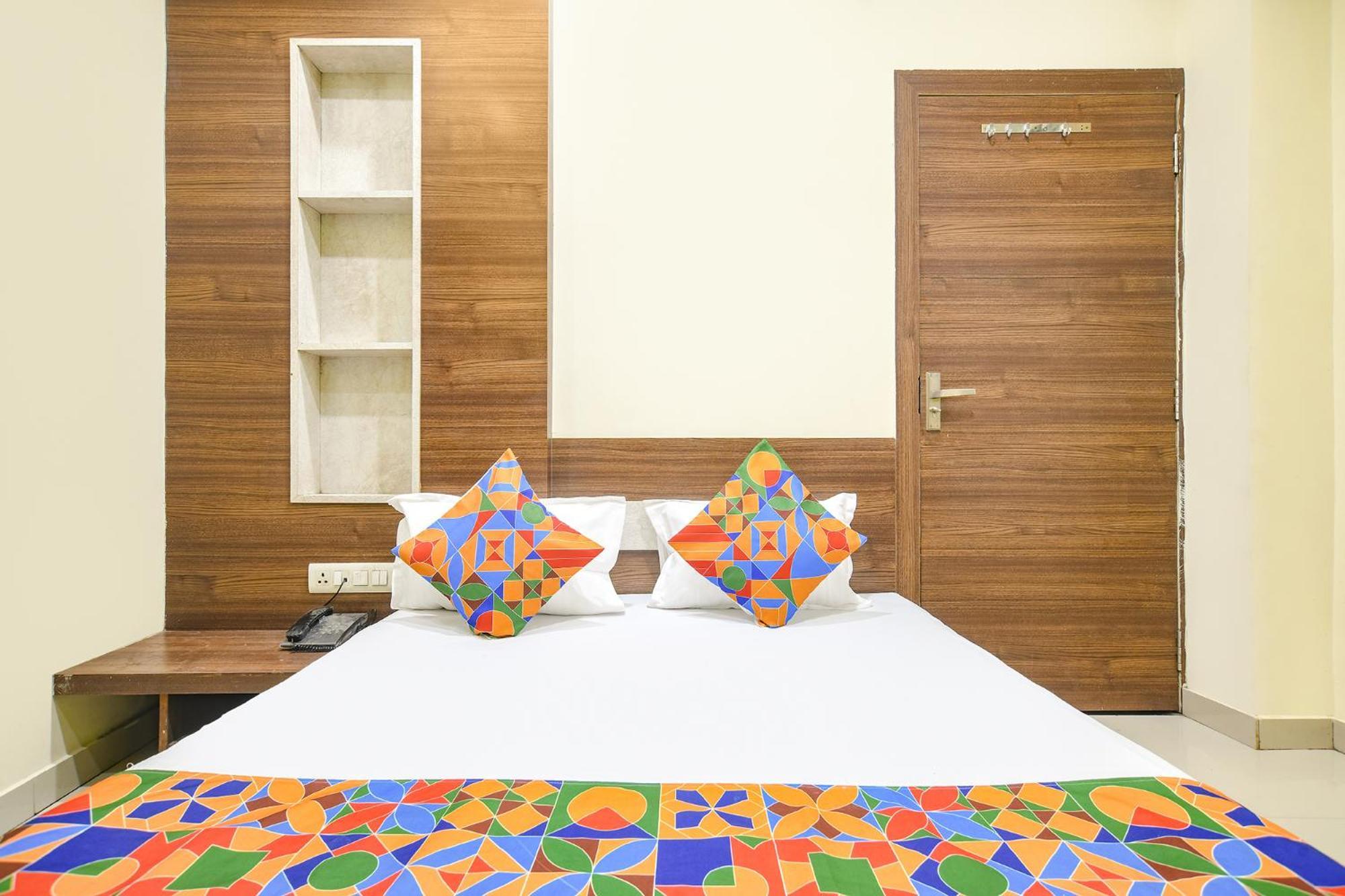 Fabexpress Blue Star Hotel Uddzsaín Kültér fotó